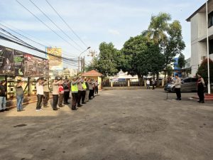 Kapolsek Balaraja Terjunkan Personilnya Kendalikan Pengamanan Keberangkatan Unjuk Rasa Masa Serikat Pekerja/Buruh Dari PUK SPSI AGN PT. Adis Balaraja Kabupaten Tangerang Ke Istana Negara Di Jakarta