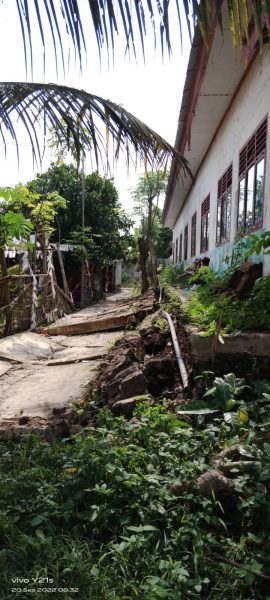 Diguyur Hujan Bercampur Angin Kencang, Pagar Tembok Sekolah SDN2 Jayanti Ambruk