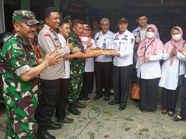 Dirgahayu, TNI Adalah Kita, Polsek Balaraja Datangi Beri Kejutan Kepada Koramil 05/Balaraja Dalam Rangka HUT TNI Ke-77