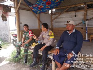 Polsek Munjul Polres Pandeglang Bantu Warga Evakuasi Rumah Tertimpa Pohon