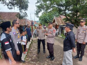 Dirlantas Polda Banten Cek Proses Pemungutan Suara Pilkades Serentak Di Wilayah Polsek Cipanas