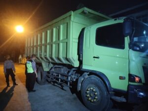 Polres Cilegon Evakuasi Korban Meninggal Karena Lompat Dari Truck