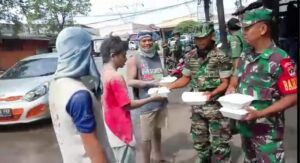 Berbagi Kesesama Di Jum’at Berkah Koramil 05/Balaraja,Kodim/0510 Tigaraksa Bagikan 60 Box Nasi Kotak