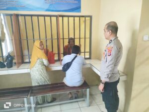 Besuk Tahanan Barang Bawaan di cek langsung, Petugas Sat Tahti Polresta Tangerang*