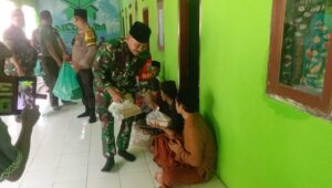 Jum’at Berkah peduli Santri, Danramil Balaraja Berikan Nasi Kotak di Ponpes Darul Itihad