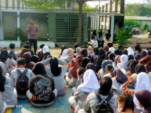 Kanit Binmas Polsek Tigaraksa Dengarkan Keluh Kesah Pelajar dan Guru Dalam Program Jum’at Curhat