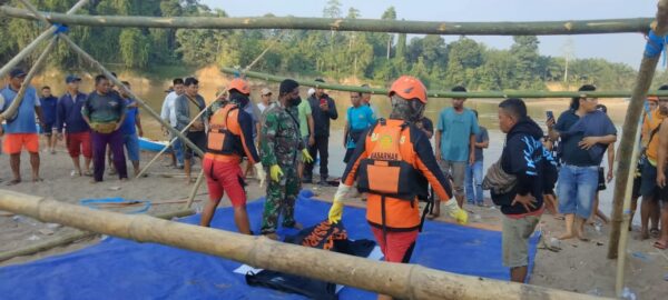 Tim mendapati bahwa tubuh korban tersangkut di atas batang kayu dengan posisi terlungkup.