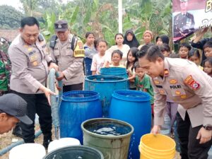 Polresta Tangerang Beri Bantuan Air Bersih untuk Warga Panongan