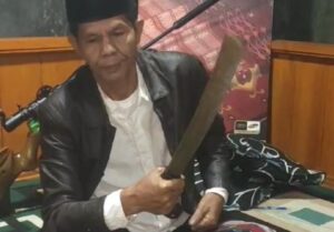 Abah Haji Toha murkah sampai mengeluarkan mahlumat, yang bisa meyelesaikan dengan golok.