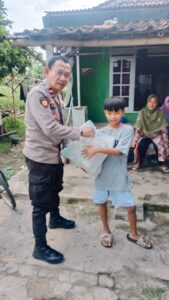 Wakapolsek Balaraja Polresta Tangerang bagi bagi Sembako Anak Yatim Piatu*