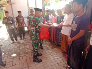 Anggota Koramil 05/Balaraja bagikan makanan siap saji Jum’at Berkah.