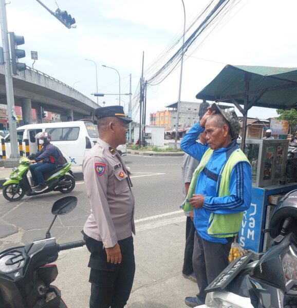 Patroli di Jalan Raya Kresek Desa Saga, PS. Kanit Binkamsa Polresta Tangerang Berikan Himbauan Kamtibmas kepada Tukang Ojeg