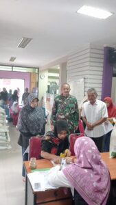 Danramil 05/Balaraja Pantau Pendistribusian Beras Bulog Untuk Warga