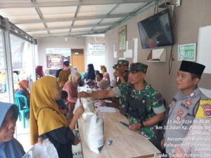 Sinergitas TNI-POLRI Desa Gembong amankan Kegiatan Pendistribusian Bantuan Pangan Tahun 2024 dari Badan Pangan Nasional di Kantor Desa Gembong Balaraja.