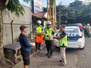 Jalang Buka Puasa, Jajaran Polresta Tangerang Berikan Takjil