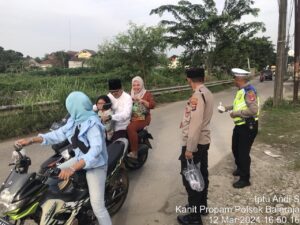 Polsek Balaraja Polresta Tangerang Polda Banten menggelar acara bagi-bagi Takjil.