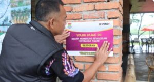 Bapenda Lakukan Penertiban Wajib Pajak dengan Memasang Stiker dan Baliho