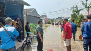 Kesigapan Babinsa Desa Bunar Koramil 05/ Balaraja evakuasi warga perum Grand Harmoni 2 Balaraja yang terdampak Banjir*