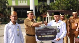 “Pj Bupati Tangerang Serahkan Zakat dan Sedekah ASN Rp1,6 Miliar ke Baznas