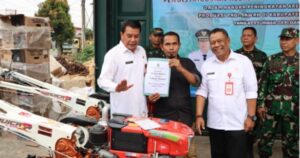 Pemkab Tangerang Distribusikan Pompa Air dan Traktor bagi Petani