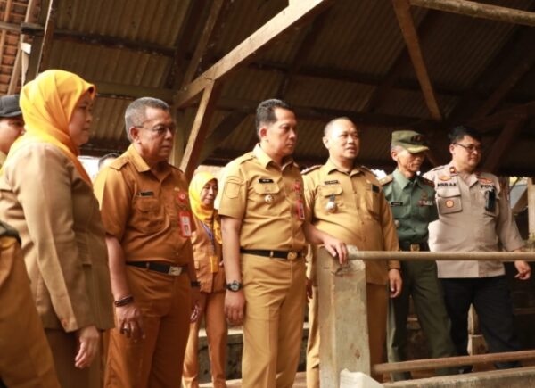 Pj Bupati Tangerang Kunjungi Lapak Hewan Kurban