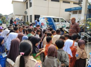 Kades Desa Saga Monitoring Pelayanan dan Berikan Motivasi Anak-anak SDN 1 Saga