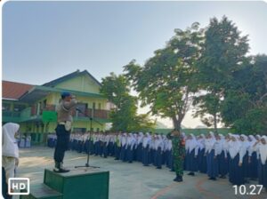 Bhabinkamtibmas dan Babinsa Rejeni Bina Disiplin Pelajar SMPI Krembung