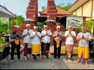 Polresta Sidoarjo Gelar Hari Raya Kuningan di Pura Kertha Bumi Bhayangkara