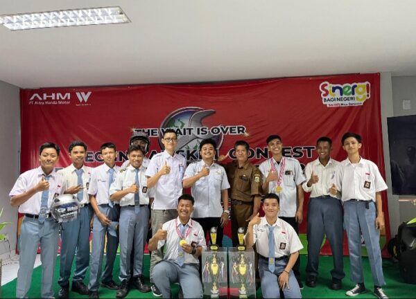 Kepala Sekolah SMKN 8 Ucapkan Selamat Untuk Guru Dan Siswa Berprestasi