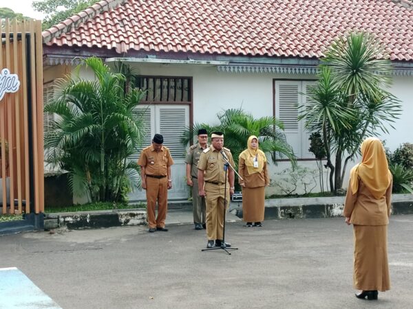 Camat Balaraja Pimpin Apel Pagi di Tengah Cuaca Rintik Hujan dengan Penuh Semangat