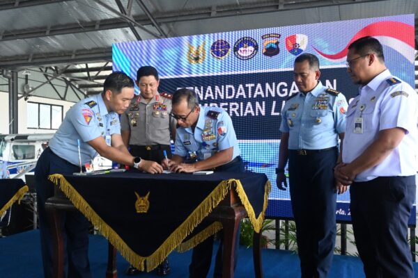 Komandan Lanud Adi Soemarmo Terima Sertifikat Dan Sport Pilot License (SPL)