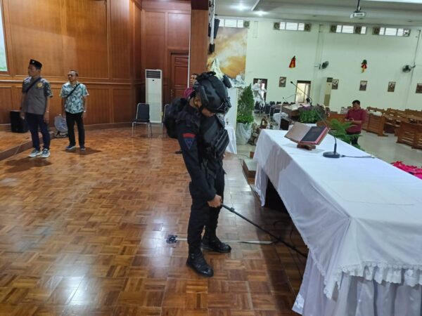 Kapolresta Tangerang Pastikan Keamanan Ibadah Malam Natal dengan Sterilisasi oleh Tim Gegana Sat Brimob Polda Banten*