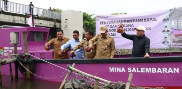 Pj Bupati Tangerang Serahkan Bantuan Kapal dan Sarana Alat Tangkap Ikan