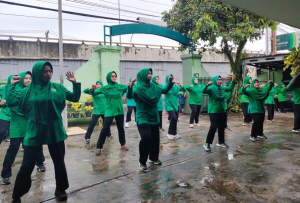 WUJUDKAN SILATURAHMI DAN KELUARGA SEHAT, PERSIT KARTIKA CHANDRA KIRANA (KCK) RANTING 6 KORAMIL 05/BALARAJA GELAR SENAM BERSAMA*