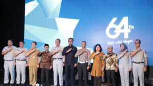 Dirjen Bina Keuangan Daerah Kemendagri Agus Fatoni Terima Penghargaan dan PIN Emas Dari Menteri BUMN.