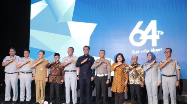 Dirjen Bina Keuangan Daerah Kemendagri Agus Fatoni Terima Penghargaan dan PIN Emas Dari Menteri BUMN.