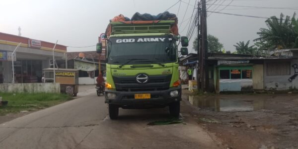 Langgar Jam Operasional Pemerintah Tindak Tegas Truk Tanah