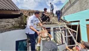 Ikut Gotong Royong, Bupati Tangerang Bantu Renovasi Rumah Tak Layak Huni