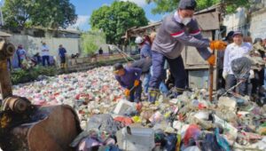 Bupati Tangerang Maesyal Rasyid Terjun Langsung Bersihkan Sampah