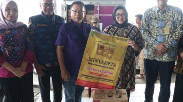 Wabup Intan Tinjau Operasi Pasar Minyak Goreng