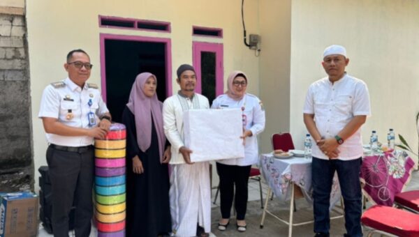 Wabup Intan Serahkan Hasil Program Bedah Rumah Warga Cikasungka Solear