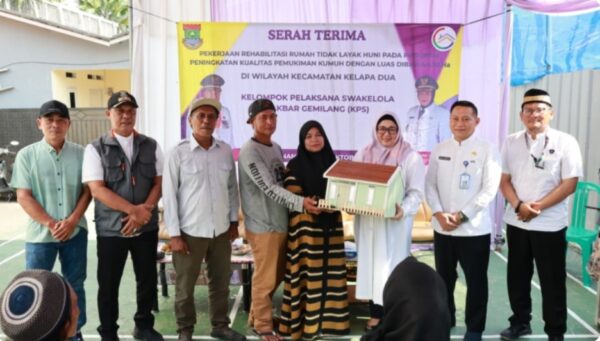 Wabup Intan Serahkan 10 Unit Rumah Program Bedah RTLH di Pakulonan Barat