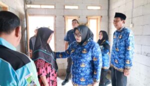 Wabup Intan Tinjau Progres Pelaksanan Program Bedah Rumah Di Kecamatan Kemiri