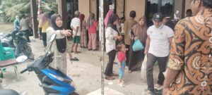 Penuh Semangat Kepala Desa Renged Bantu Panitia Pembagian Beras Bantuan Pangan Masyarakat