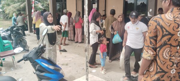 Penuh Semangat Kepala Desa Renged Bantu Panitia Pembagian Beras Bantuan Pangan Masyarakat