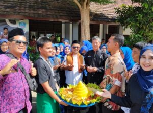 Upacara Peringatan Hari Guru Nasional Dipimpin Wakasek Bidang Humas SMKN 8 Jambe