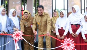 Bupati dan Wakil Bupati Tangerang Resmikan Halte Bus Sekolah Gratis