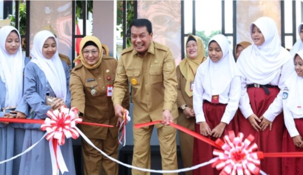 Bupati dan Wakil Bupati Tangerang Resmikan Halte Bus Sekolah Gratis