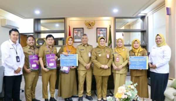 Wabup Intan Simbolis Serahkan 334 SK Kenaikan Pangkat dan 39 SK Pensiun